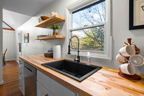 Fridge, microwave, oven, stovetop - 5-STAR Convenient+Private, HOT TUB w AMAZING Views (Sevier County)