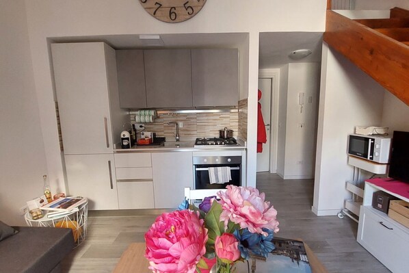 Kühlschrank, Mikrowelle, Ofen, Herdplatte