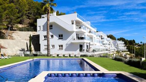 A modern hotel with a pool, multiple balconies, and a view of the surrounding landscape. - CostaBlancaDreams - Real Ifach, El Gancho in Calpe (Calpe / Calp)