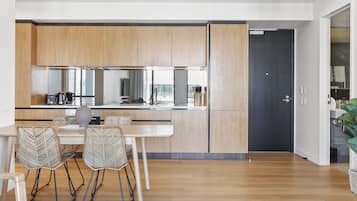 Deluxe Apartment | Private kitchen | Full-sized fridge, microwave, oven, stovetop