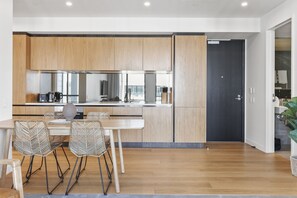 Deluxe Apartment | Private kitchen - Light and relaxing living (Auckland)