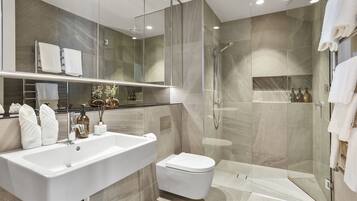 Deluxe Apartment | Bathroom