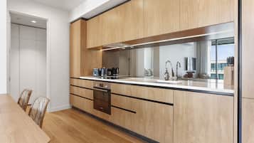 Deluxe Apartment | Private kitchen | Full-size fridge, microwave, oven, stovetop