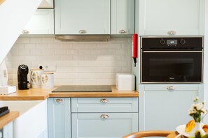 Frigorífico, microondas, horno y placa de cocina