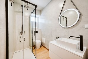Dusche, Haartrockner, Handtücher