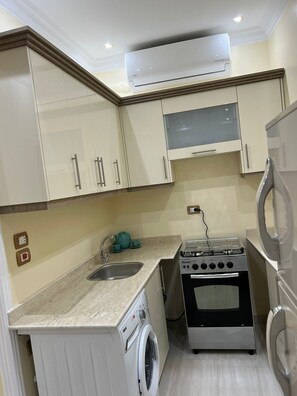 Frigorifero, microonde, forno, piano cottura