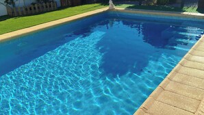 A clear swimming pool with a tiled edge and a stone border. - Lorca - Cottage - Sleeps 4 - Pet Friendly - Pool (Lorca)