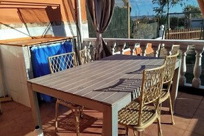 Outdoor dining - Lorca- cottage - sleeps 4 - pet friendly - pool (Lorca)