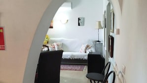 A living room with a sofa, two armchairs, a coffee table, and a lamp. - Lorca - Cottage - Sleeps 4 - Pet Friendly - Pool (Lorca)