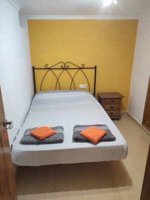 3 chambres, fer et planche à repasser, Wi-Fi, draps fournis