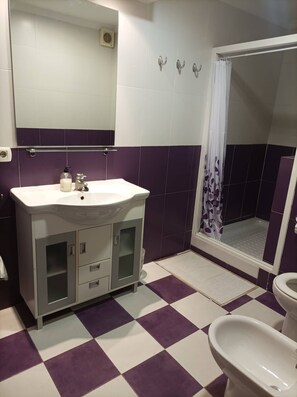 Douche, sèche-cheveux, serviettes fournies