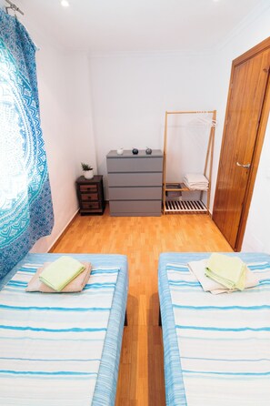 3 bedrooms, iron/ironing board, WiFi, bed sheets