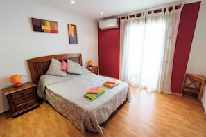 3 chambres, fer et planche à repasser, Wi-Fi, draps fournis