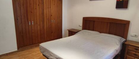 3 chambres, fer et planche à repasser, Wi-Fi, draps fournis