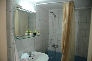Chuveiro, secador de cabelo, toalhas de banho 