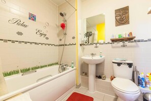 Ensemble douche/baignoire, sèche-cheveux, serviettes fournies