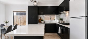 SARA by Ready Set Stay - 3 Bedrooms, Family Friendly Holiday House