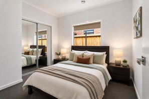 3 bedrooms, desk, iron/ironing board, free WiFi - SARA by Ready Set Stay - 3 Bedrooms, Family Friendly Holiday House (Fraser Rise)