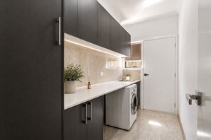 Interior - SARA by Ready Set Stay - 3 Bedrooms, Family Friendly Holiday House (Fraser Rise)