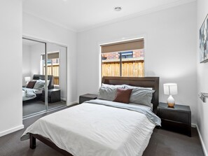 3 bedrooms, desk, iron/ironing board, free WiFi