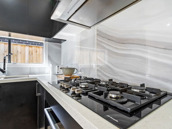 Réfrigérateur, four à micro-ondes, un four, surface de cuisson