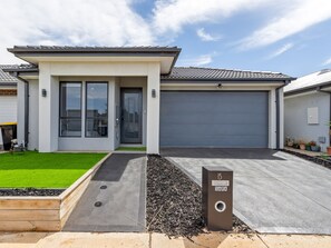 Exterior - SARA by Ready Set Stay - 3 Bedrooms, Family Friendly Holiday House (Fraser Rise)