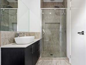 Douche, serviettes fournies, savon, shampoing