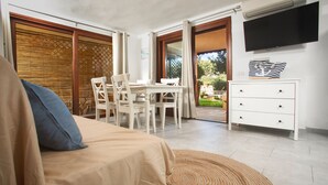 Ein Schlafzimmer mit Bett, Schreibtisch und Fernseher.