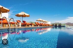 Outdoor pool, an infinity pool