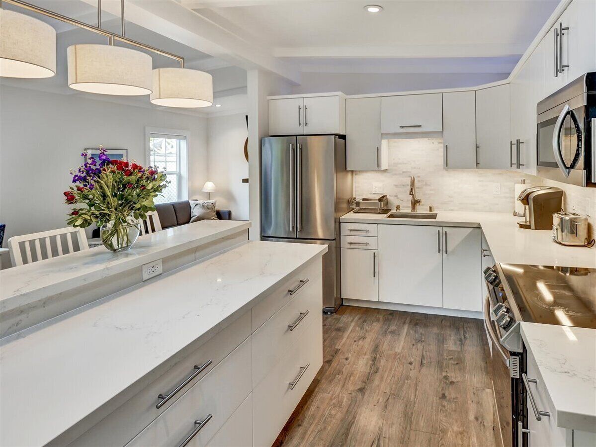 Geladeira, micro-ondas, fogão, cooktop