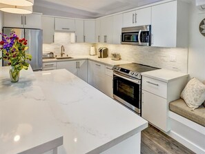 Geladeira, micro-ondas, fogão, cooktop