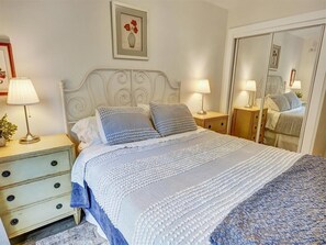2 bedrooms, desk, iron/ironing board, free WiFi - New in 2023 - Luxury Cottage Near Downtown Mill Valley with Private Courtyard (Mill Valley)