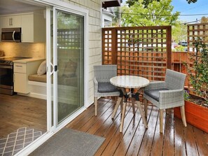 Outdoor dining - New in 2023 - Luxury Cottage Near Downtown Mill Valley with Private Courtyard (Mill Valley)
