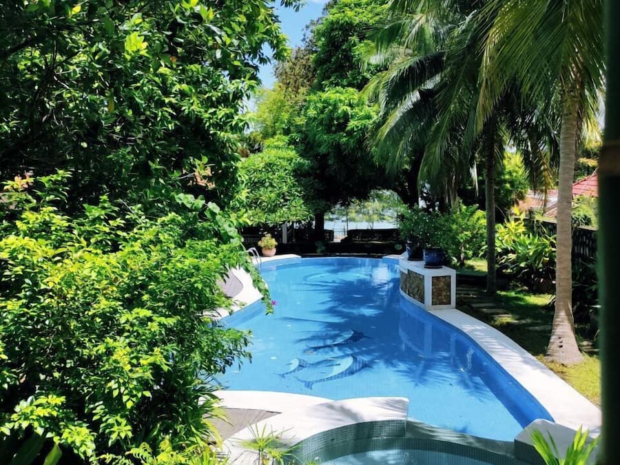 Una piscina al aire libre