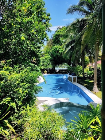 Una piscina al aire libre
