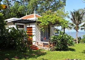 Luxury Bungalow | Individually decorated, desk, laptop workspace, blackout drapes