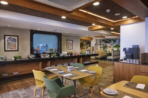 Se ofrece un desayuno bufé (500 INR por persona)