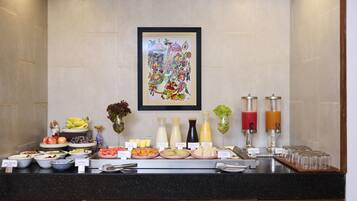 Una mesa de buffet con diversos alimentos y acompañamientos.