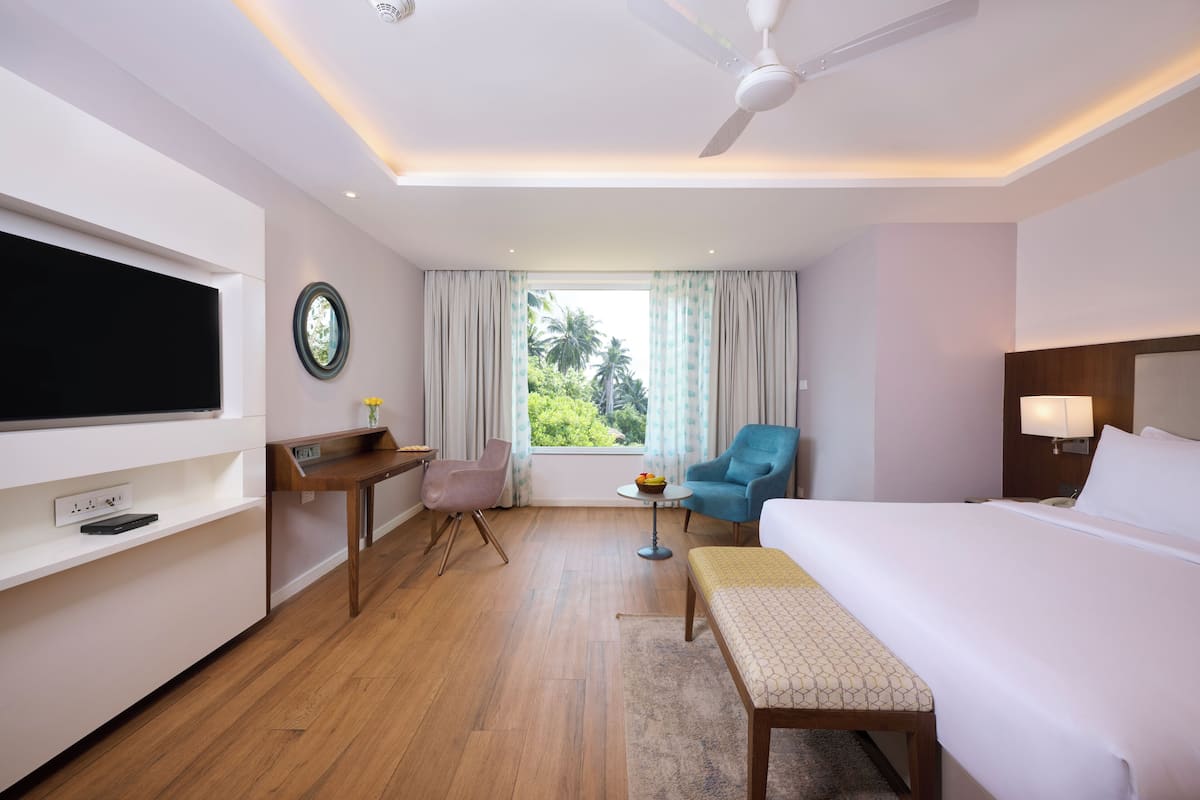 Deluxe Room, 1 King Bed | Premium bedding, minibar, in-room safe, desk