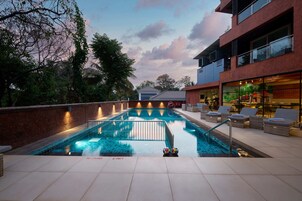 Una piscina al aire libre
