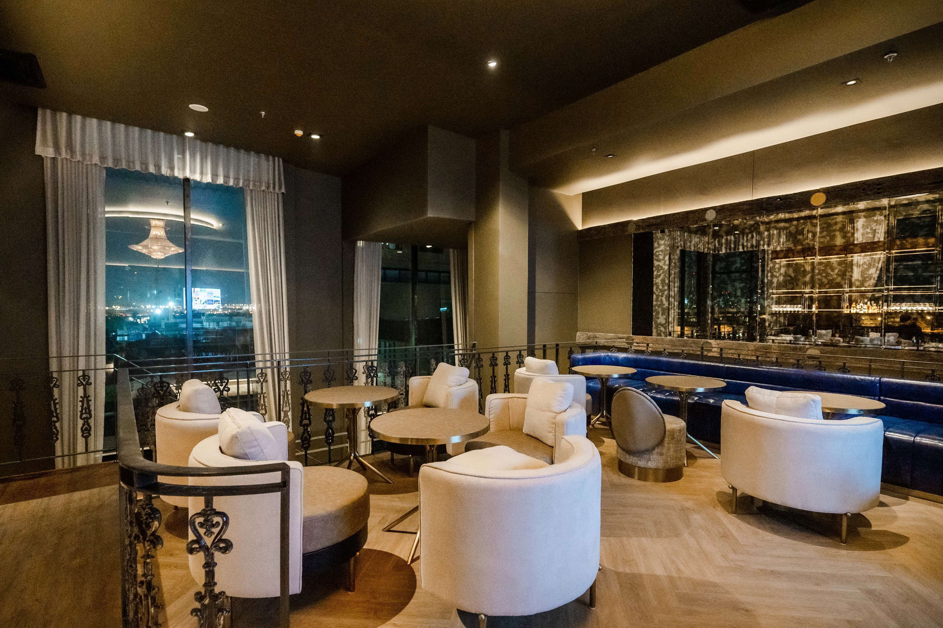 Un área de descanso moderna con asientos y un bar.