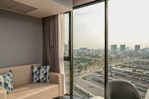 Suite junior, 1 cama King size, para no fumadores, vista a la ciudad | Caja de seguridad en la habitación, muebles diferentes y escritorio