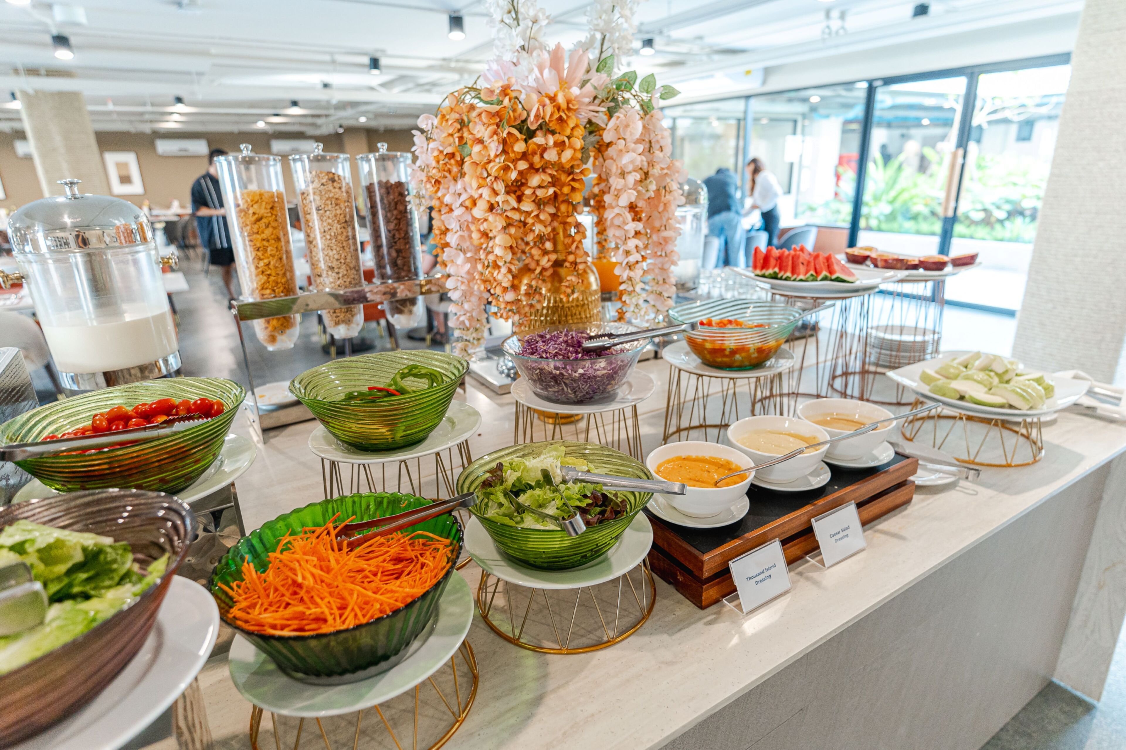 Café da manhã continental todos os dias (THB 300 por pessoa) 