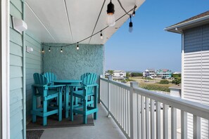 Outdoor dining - Professionally Designed Oasis, Budget & Pup Friendly, Walk-in Shower, Pools! (Nags Head)
