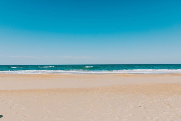 On the beach - Professionally Designed Oasis, Budget & Pup Friendly, Walk-in Shower, Pools! (Nags Head)