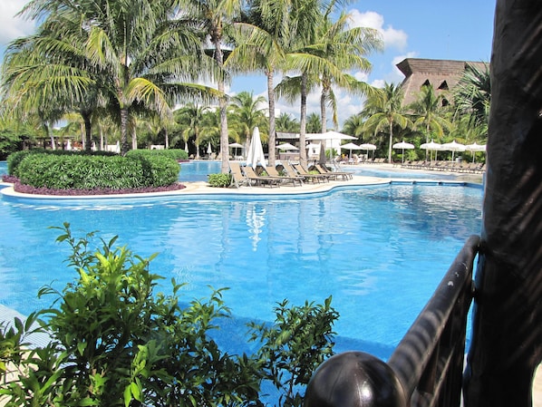 Alberca al aire libre y alberca climatizada