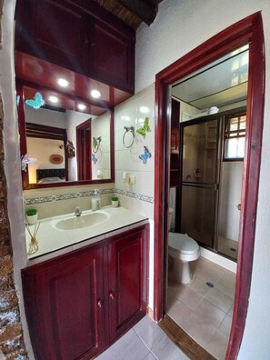 Apartamento luxo | Banheiro | Chuveiro, chuveiro com efeito de chuva, piso aquecido, sabonete