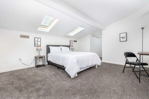 2 bedrooms, desk, iron/ironing board, free WiFi - Exquisite Downtown Loft Apartment (Hartford)