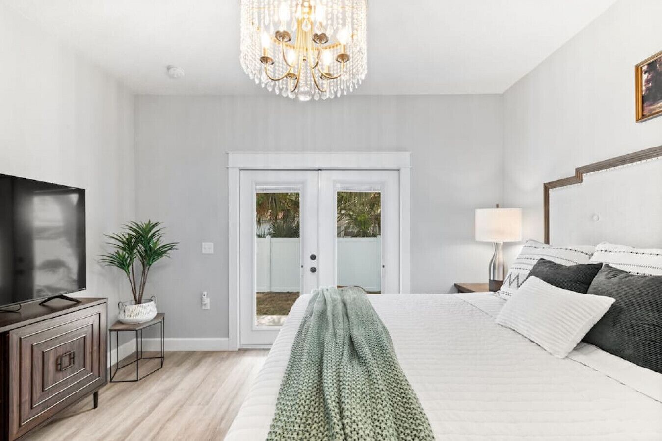 3 habitaciones, escritorio, tabla de planchar con plancha y wifi gratis 