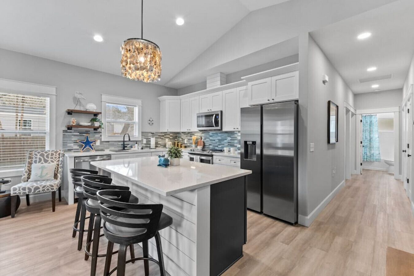 Een koelkast, een magnetron, een oven, een vaatwasser